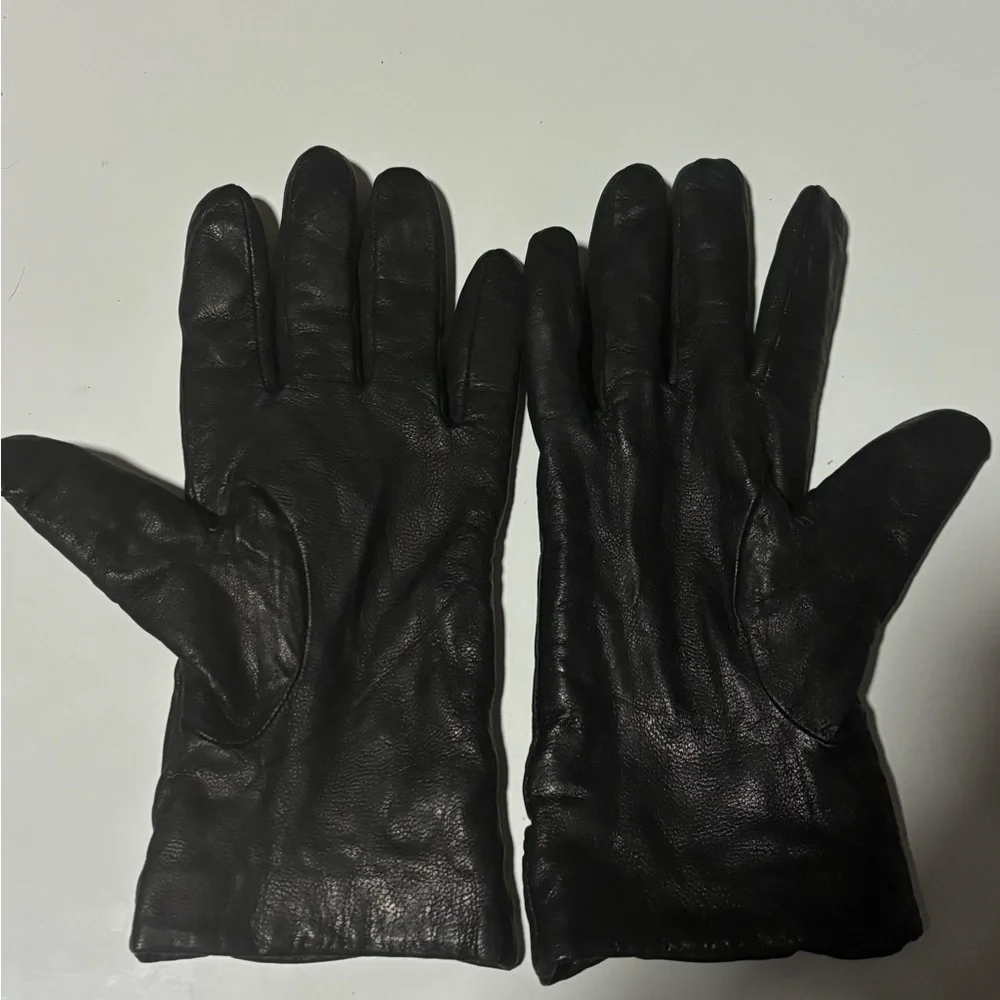 Isotoner Black Leather Gloves‎